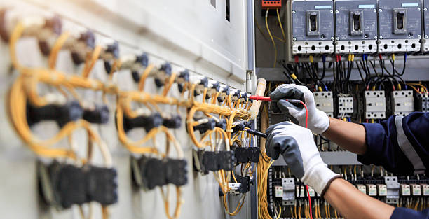 Professional Electrician technician working in Frontenac, MO